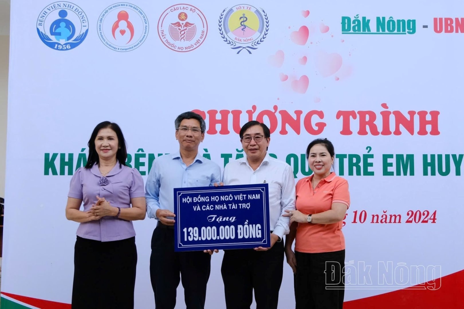 Trao quà cho trẻ em