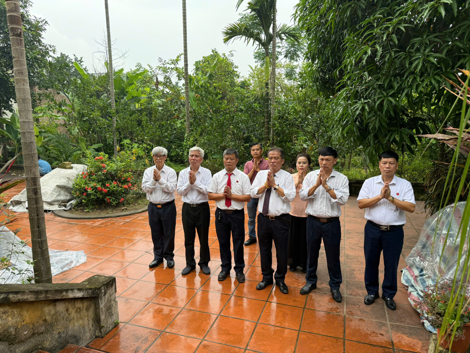 Đoàn đại biểu Hội đồng Ngô Việt Nam dâng hương tại mộ danh nhân Ngô Thì Nhậm