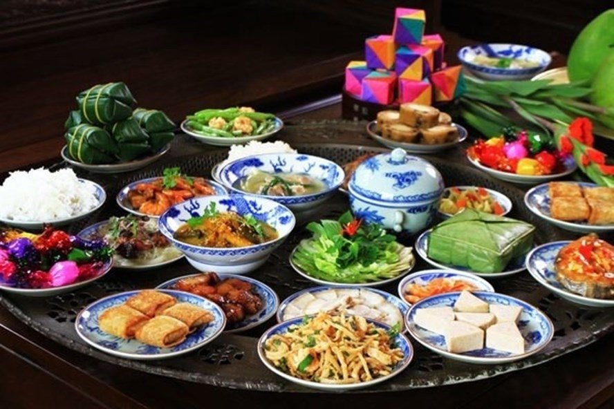 Người thân thực hiện nghi thức cúng giỗ đầu