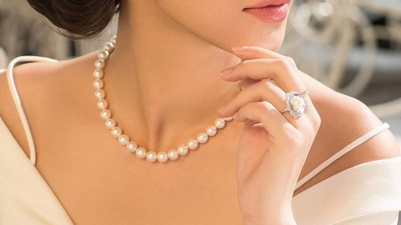 Đeo trang sức ngọc trai cuối cùng để tránh hư hại do mỹ phẩm