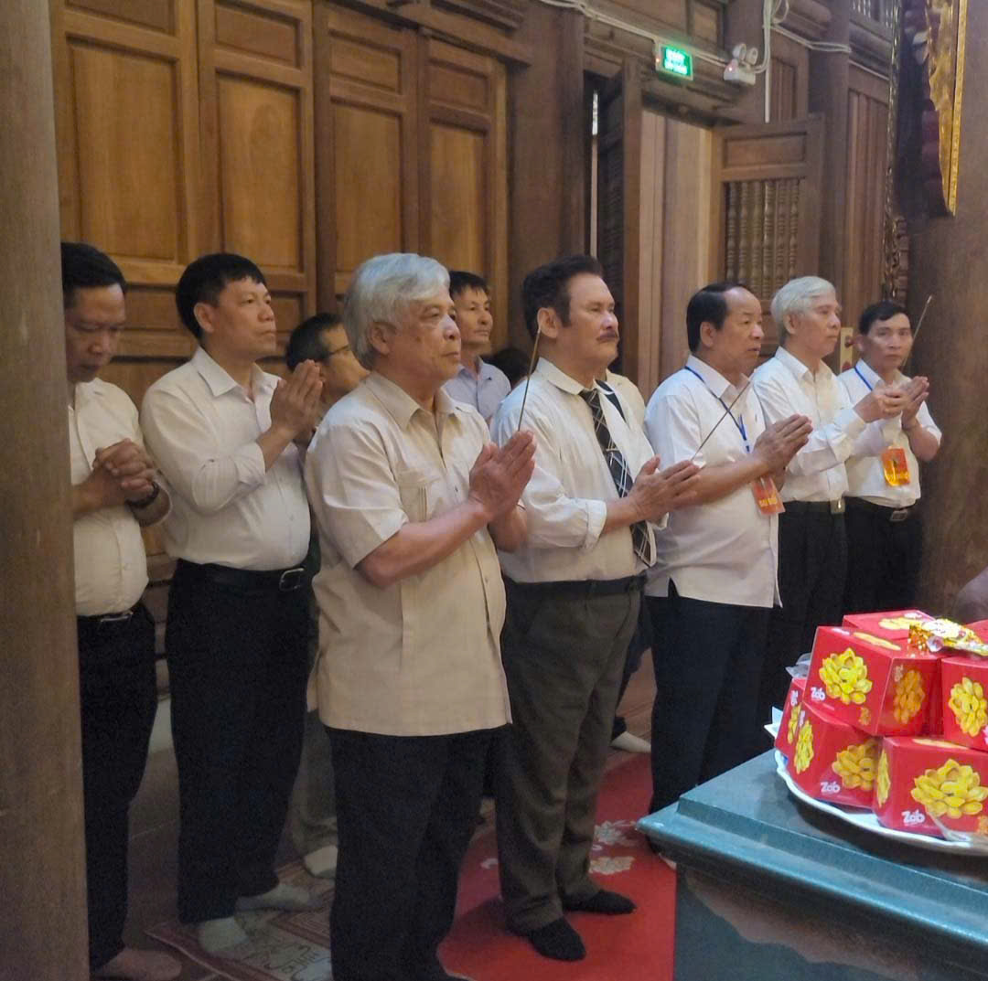 Đoàn họ Ngô Việt Nam dâng hương tại đền thờ Lý Thường Kiệt